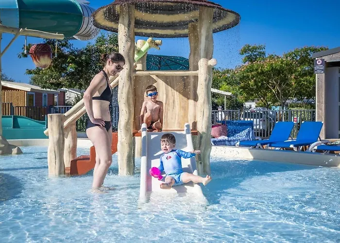 Zecamping 4 A 3Km De La Plage Club Enfant Piscine Couverte Animations