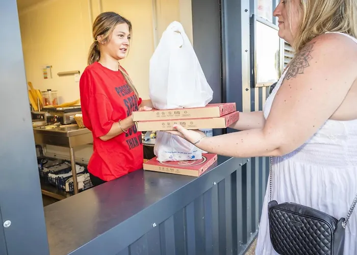 Zecamping 4 A 3Km De La Plage Club Enfant Piscine Couverte Animations 4*