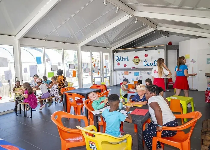 Zecamping 4 A 3Km De La Plage Club Enfant Piscine Couverte Animations