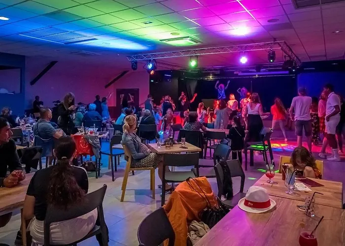 Zecamping 4 A 3Km De La Plage Club Enfant Piscine Couverte Animations אולון-סור-מר