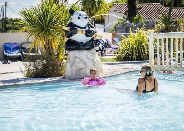 Zecamping 4 A 3Km De La Plage Club Enfant Piscine Couverte Animations 4*