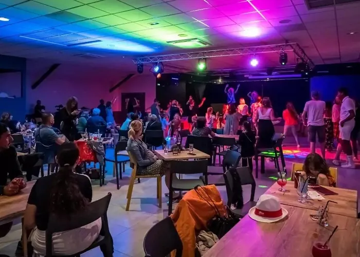 Zecamping 4 A 3Km De La Plage Club Enfant Piscine Couverte Animations